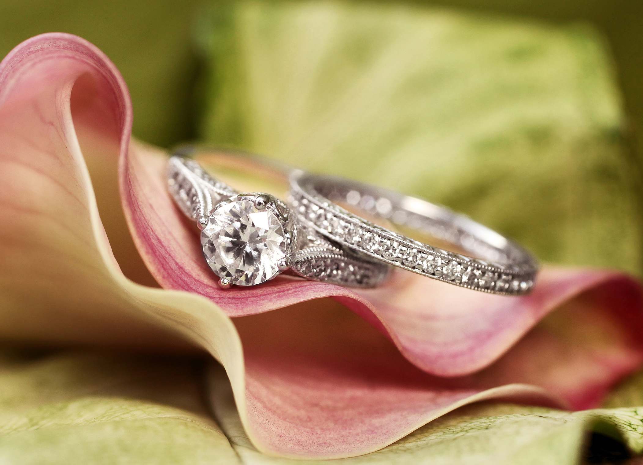 Драгоценность предложение. Ювелирные украшения. Красивые кольца. Золотые украшения. Шикарные кольца с бриллиантами.